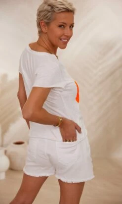 T-Shirt Magda Blanc Love Orange Fluo -Vêtements Soldes 2024 facetune 14 02 2024 10 16 32