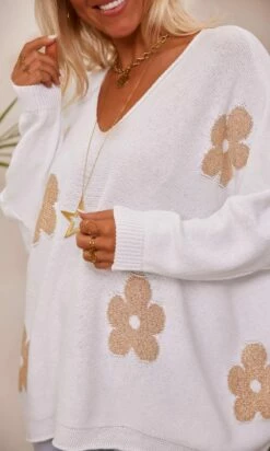 Pull Arsène Oversize Blanc Flowers Or -Vêtements Soldes 2024 facetune 14 02 2024 17 04 28