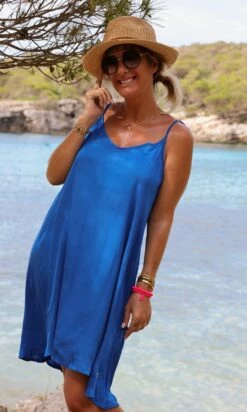 Petite Robe Laly Satin Bleu Electrique -Vêtements Soldes 2024 facetune 14 06 2023 11 04 27