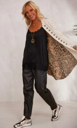 Pantalon Philéas Huilé Noir -Vêtements Soldes 2024 facetune 14 11 2023 12 39 46