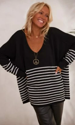 Pull Juliann Oversize Noir Marinière Blanc -Vêtements Soldes 2024 facetune 14 11 2023 16 52 35