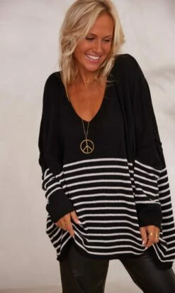 Pull Juliann Oversize Noir Marinière Blanc -Vêtements Soldes 2024 facetune 14 11 2023 16 56 37