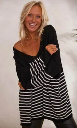 Pull Juliann Oversize Noir Marinière Blanc -Vêtements Soldes 2024 facetune 14 11 2023 17 02 38