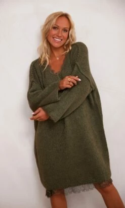 Petite Robe Pull Fanny Kaki -Vêtements Soldes 2024 facetune 14 11 2023 18 41 32