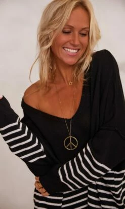 Pull Juliann Oversize Noir Marinière Blanc -Vêtements Soldes 2024 facetune 14 11 2023 23 19 16