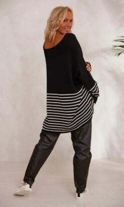 Pull Juliann Oversize Noir Marinière Blanc -Vêtements Soldes 2024 facetune 14 11 2023 23 22 42