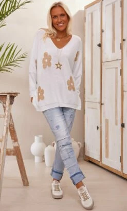 Pull Arsène Oversize Blanc Flowers Or -Vêtements Soldes 2024 facetune 15 02 2024 09 17 47
