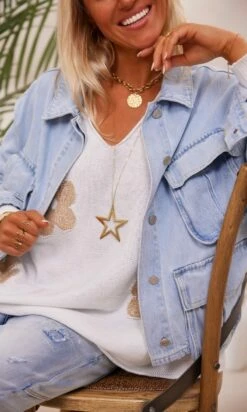 Pull Arsène Oversize Blanc Flowers Or -Vêtements Soldes 2024 facetune 15 02 2024 09 48 58