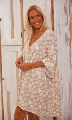 Petite Robe Lucia Oversize Taupe Little Gem 15 Petite Robe Lucia Oversize Taupe Little Gem -Vêtements Soldes 2024 facetune 15 02 2024 11 21 41