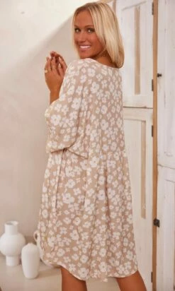 Petite Robe Lucia Oversize Taupe Little Gem 13 Petite Robe Lucia Oversize Taupe Little Gem -Vêtements Soldes 2024 facetune 15 02 2024 11 33 11