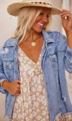 Petite Robe Lucia Oversize Taupe Little Gem 14 Petite Robe Lucia Oversize Taupe Little Gem -Vêtements Soldes 2024 facetune 15 02 2024 11 44 17