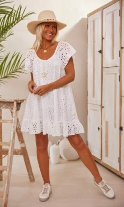 Petite Robe Tess Broderie Blanc 15 Petite Robe Tess Broderie Blanc -Vêtements Soldes 2024 facetune 15 02 2024 15 40 31