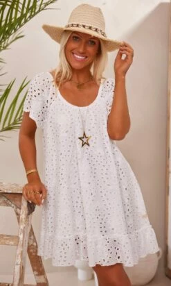 Petite Robe Tess Broderie Blanc 10 Petite Robe Tess Broderie Blanc -Vêtements Soldes 2024 facetune 15 02 2024 15 50 13