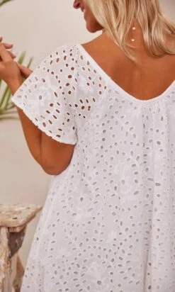 Petite Robe Tess Broderie Blanc 11 Petite Robe Tess Broderie Blanc -Vêtements Soldes 2024 facetune 15 02 2024 16 14 40