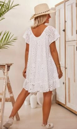 Petite Robe Tess Broderie Blanc 14 Petite Robe Tess Broderie Blanc -Vêtements Soldes 2024 facetune 15 02 2024 16 17 02