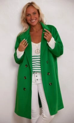 Pull Juliann Oversize Blanc Marinière Vert 11 Pull Juliann Oversize Blanc Marinière Vert -Vêtements Soldes 2024 facetune 15 11 2023 00 49 41 1