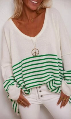 Pull Juliann Oversize Blanc Marinière Vert 14 Pull Juliann Oversize Blanc Marinière Vert -Vêtements Soldes 2024 facetune 15 11 2023 00 52 40 1