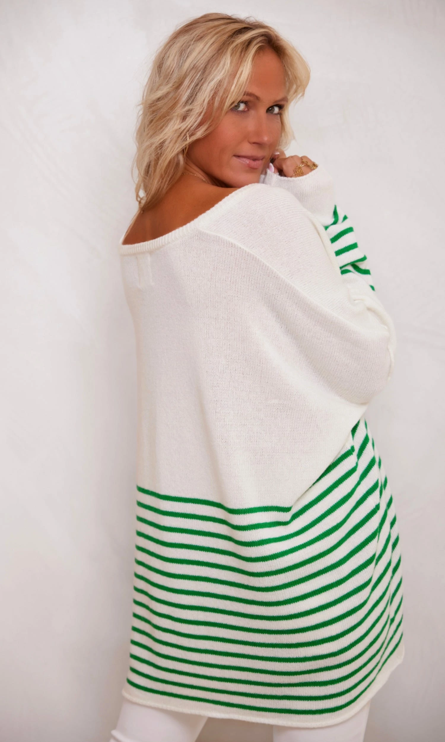 Pull Juliann Oversize Blanc Marinière Vert 6 Pull Juliann Oversize Blanc Marinière Vert – Image 4