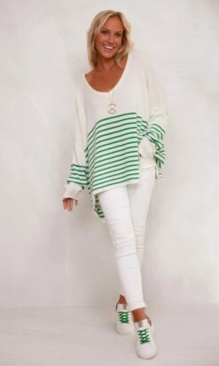Pull Juliann Oversize Blanc Marinière Vert 13 Pull Juliann Oversize Blanc Marinière Vert -Vêtements Soldes 2024 facetune 15 11 2023 01 10 49 2