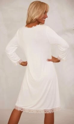 Fond De Robe ML Blanc Cassé -Vêtements Soldes 2024 facetune 15 11 2023 09 47 59