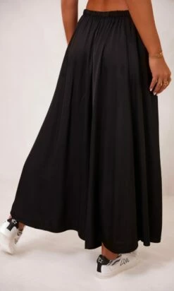 Jupon Ayron Satin Noir -Vêtements Soldes 2024 facetune 15 11 2023 10 11 44