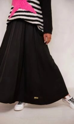 Jupon Ayron Satin Noir -Vêtements Soldes 2024 facetune 15 11 2023 10 16 20