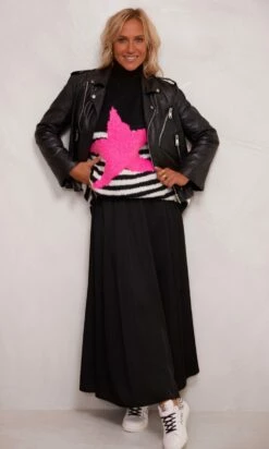 Pull Loann Noir Marinière Blanc Star Rose -Vêtements Soldes 2024 facetune 15 11 2023 10 31 31