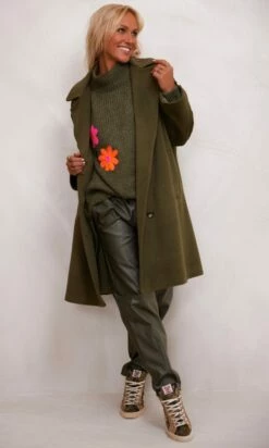 Pull Siméon Kaki Flores -Vêtements Soldes 2024 facetune 15 11 2023 10 52 41