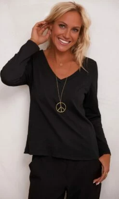 T-Shirt Magda ML Noir Angel Heart Or -Vêtements Soldes 2024 facetune 15 11 2023 11 36 17