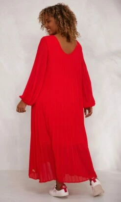 Robe Nuria Plissée Rouge -Vêtements Soldes 2024 facetune 15 11 2023 16 27 07