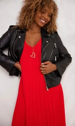 Robe Nuria Plissée Rouge -Vêtements Soldes 2024 facetune 15 11 2023 17 05 06