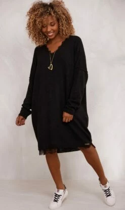 Petite Robe Pull Alcinda Oversize Noir -Vêtements Soldes 2024 facetune 15 11 2023 19 45 13 2