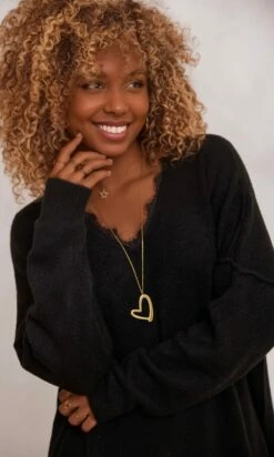 Petite Robe Pull Alcinda Oversize Noir -Vêtements Soldes 2024 facetune 15 11 2023 19 55 37 2