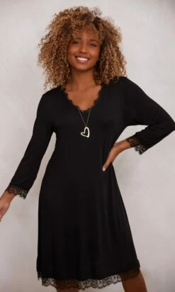 Fond De Robe ML Noir -Vêtements Soldes 2024 facetune 15 11 2023 20 17 18