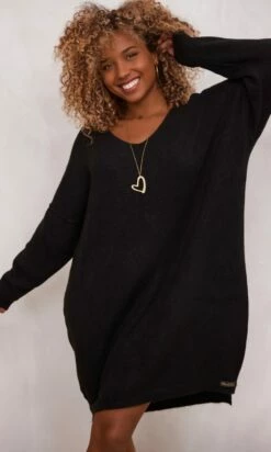 Petite Robe Pull Alcinda Oversize Noir -Vêtements Soldes 2024 facetune 15 11 2023 20 58 31 1