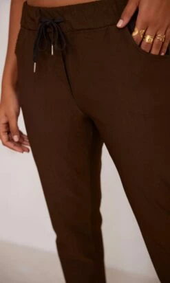 Pantalon Sean Chocolat 13 Pantalon Sean Chocolat -Vêtements Soldes 2024 facetune 15 11 2023 21 17 45