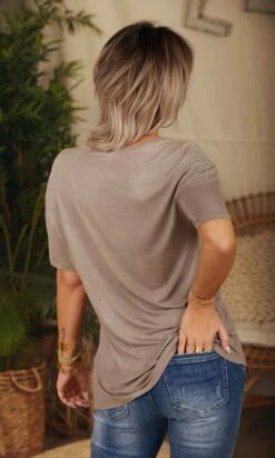 T-Shirt Basic Taupe -Vêtements Soldes 2024 facetune 16 02 2023 11 55 21
