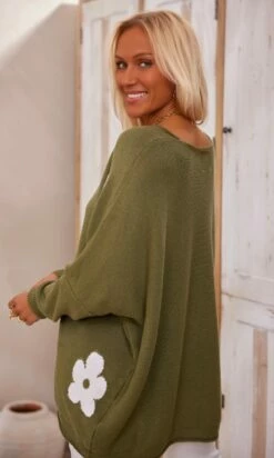 Pull Arsène Oversize Kaki Flowers Blanc -Vêtements Soldes 2024 facetune 16 02 2024 09 19 31