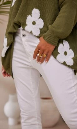 Pull Arsène Oversize Kaki Flowers Blanc -Vêtements Soldes 2024 facetune 16 02 2024 09 40 28