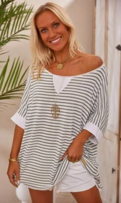 T-Shirt Oscar Oversize Blanc Marinière Kaki 14 T-Shirt Oscar Oversize Blanc Marinière Kaki -Vêtements Soldes 2024 facetune 16 02 2024 09 55 47