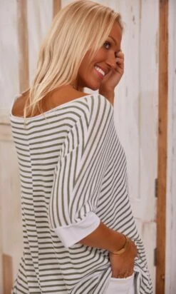 T-Shirt Oscar Oversize Blanc Marinière Kaki 13 T-Shirt Oscar Oversize Blanc Marinière Kaki -Vêtements Soldes 2024 facetune 16 02 2024 10 18 29 1