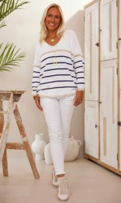 Pull Orson Blanc Rayure Bleu Marine & Or 15 Pull Orson Blanc Rayure Bleu Marine & Or -Vêtements Soldes 2024 facetune 16 02 2024 10 37 43