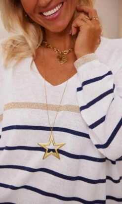 Pull Orson Blanc Rayure Bleu Marine & Or 14 Pull Orson Blanc Rayure Bleu Marine & Or -Vêtements Soldes 2024 facetune 16 02 2024 11 00 29