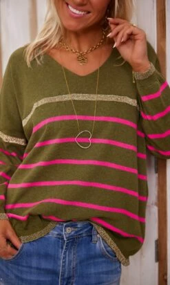 Pull Orson Kaki Rayure Rose Fuchsia & Or 15 Pull Orson Kaki Rayure Rose Fuchsia & Or -Vêtements Soldes 2024 facetune 16 02 2024 11 47 52