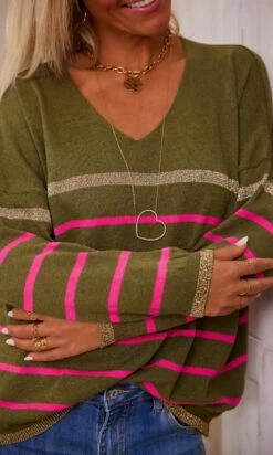 Pull Orson Kaki Rayure Rose Fuchsia & Or 12 Pull Orson Kaki Rayure Rose Fuchsia & Or -Vêtements Soldes 2024 facetune 16 02 2024 11 53 13