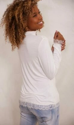 T-Shirt Basic Sous Pull Blanc Cassé -Vêtements Soldes 2024 facetune 16 11 2023 12 49 59
