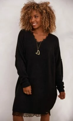 Petite Robe Pull Alcinda Oversize Noir -Vêtements Soldes 2024 facetune 16 11 2023 14 53 03 2