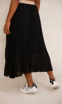 Jupe Plissée Nahla Noir -Vêtements Soldes 2024 facetune 16 11 2023 19 42 12