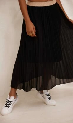 Jupe Plissée Nahla Noir -Vêtements Soldes 2024 facetune 16 11 2023 19 44 10