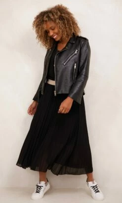 Jupe Plissée Nahla Noir -Vêtements Soldes 2024 facetune 16 11 2023 20 08 22